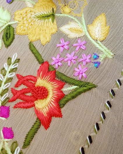 Hand embroidery process with floral patterns on fabric